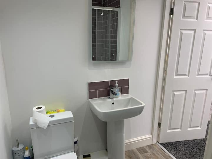 Huge Studio Close To City Centre With Free Secure Parking Лийдс Екстериор снимка